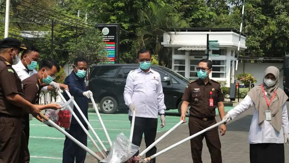 Kejari Kota Pekalongan Musnahkan Barang Bukti 29 Perkara Inkrah, Didominasi Kasus Narkotika Kejari Kota Pekalongan Musnahkan Barang Bukti 29 Perkara Inkrah, Didominasi Kasus Narkotika