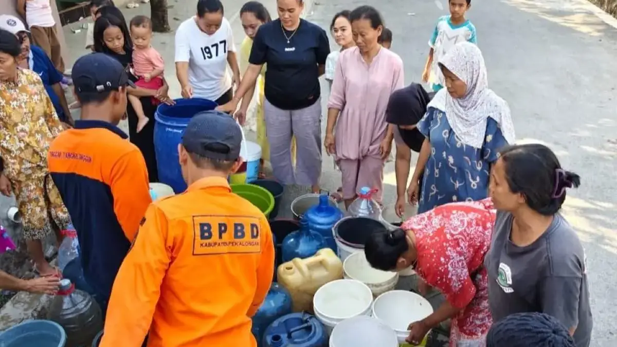 Kemarau 4 Bulan di Pekalongan, Warga Mandi di Sungai hingga BPBD Salurkan 1,45 Juta Liter Air Kemarau 4 Bulan di Pekalongan, Warga Mandi di Sungai hingga BPBD Salurkan 1,45 Juta Liter Air