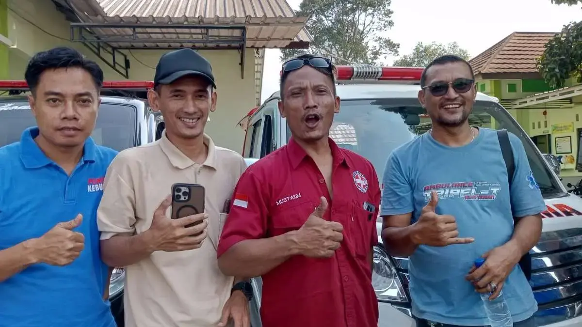 Kisah Dedikasi Sopir Ambulans Evakuasi Korban MBG Batang, Rela Pakai Tabungan Pribadi Beli BBM