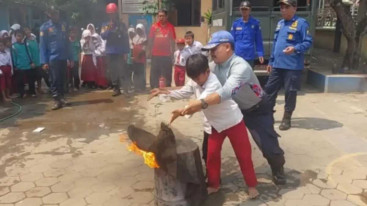 Latih Kesiapsiagaan Bencana Sejak Dini, Siswa SDN Jenggot Pekalongan Diajari Cara Padamkan Api