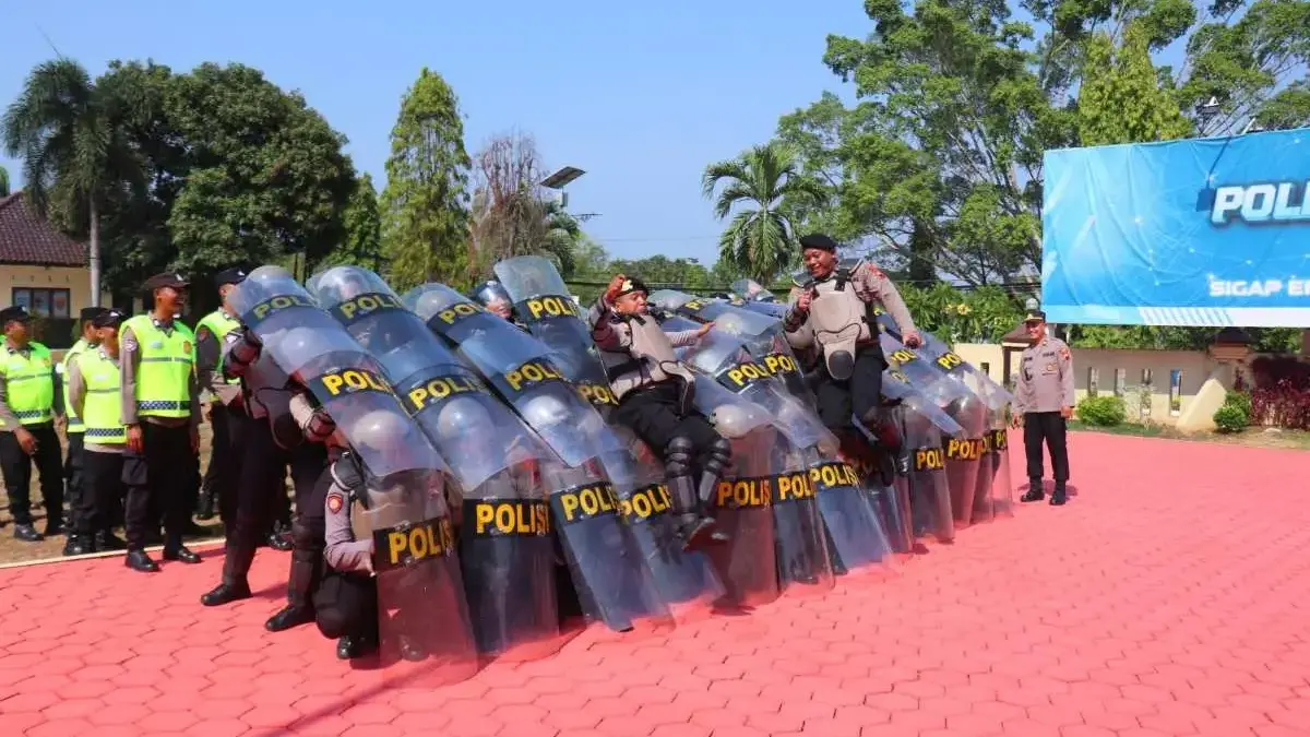 Mengantisipasi Kerawanan Pilkades Serentak, Polres Pekalongan Gelar Simulasi Pengamanan Unjuk Rasa Mengantisipasi Kerawanan Pilkades Serentak, Polres Pekalongan Gelar Simulasi Pengamanan Unjuk Rasa