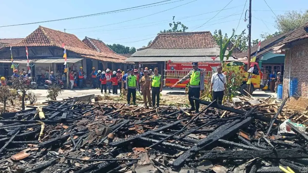 Meteran Listrik Korslet, Rumah Kayu Jati di Margosari Kendal Ludes Terbakar Meteran Listrik Korslet, Rumah Kayu Jati di Margosari Kendal Ludes Terbakar