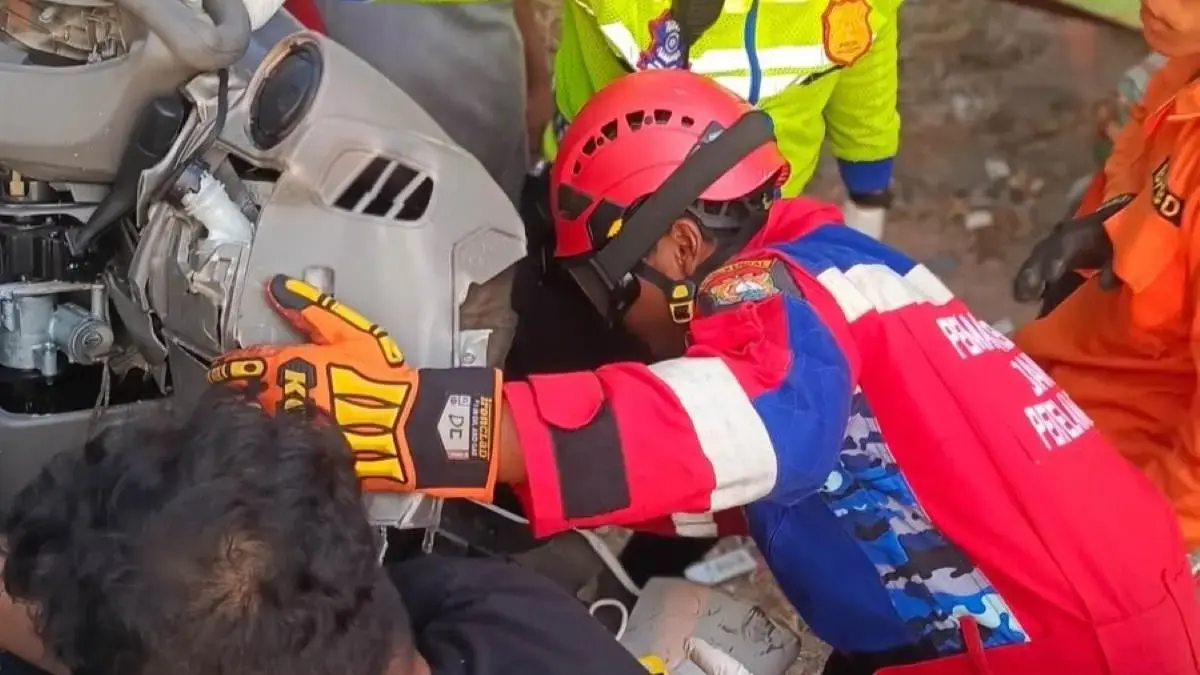 Mobil Box Tabrak Tronton di Pantura Brangsong Kendal, Sopir Asal Surabaya Tewas Terjepit Mobil Box Tabrak Tronton di Pantura Brangsong Kendal, Sopir Asal Surabaya Tewas Terjepit
