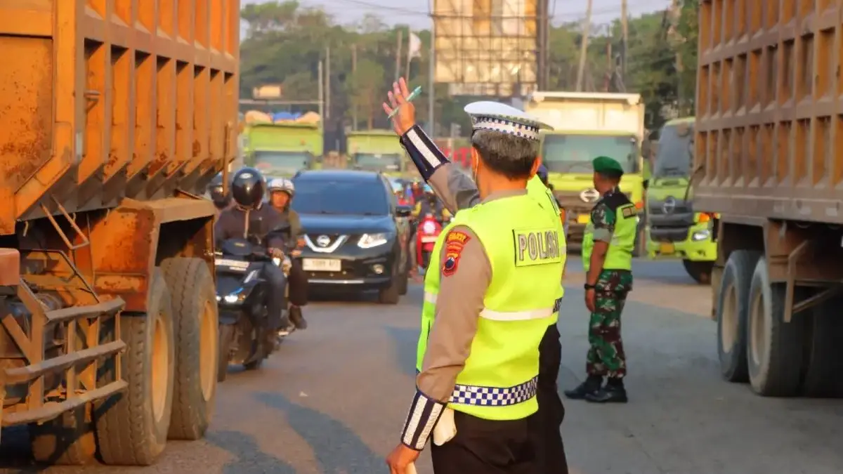 Nekat Parkir Liar di Pantura Sumberejo Kendal, 7 Truk Kena Tilang dan Ditindak Petugas Gabungan Nekat Parkir Liar di Pantura Sumberejo Kendal, 7 Truk Kena Tilang dan Ditindak Petugas Gabungan