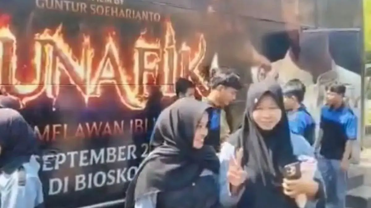 Nonton Film Horor Religi Munafik, Siswa SMKN 3 Pekalongan Rela Antre Bis Hantu Nonton Film Horor Religi Munafik, Siswa SMKN 3 Pekalongan Rela Antre Bis Hantu