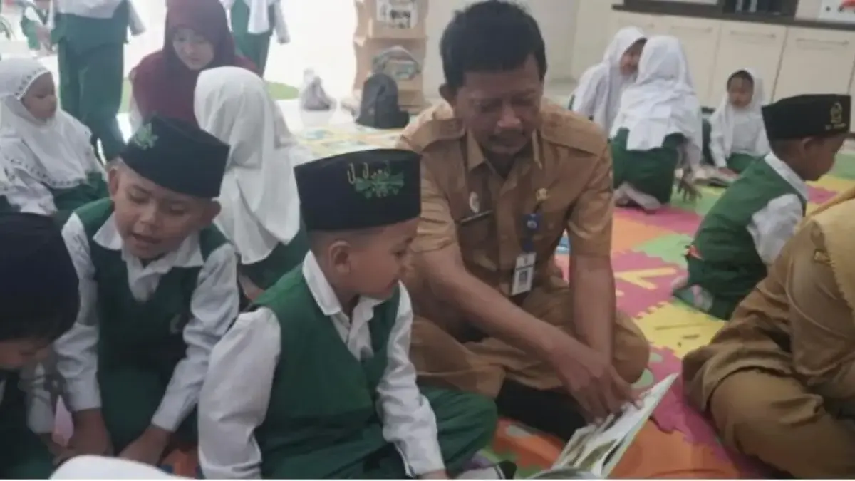 Peringati Hari Kunjung Perpustakaan, Puluhan Siswa RA di Pekalongan Diajak Belajar Literasi Sejak Dini Peringati Hari Kunjung Perpustakaan, Puluhan Siswa RA di Pekalongan Diajak Belajar Literasi Sejak Dini