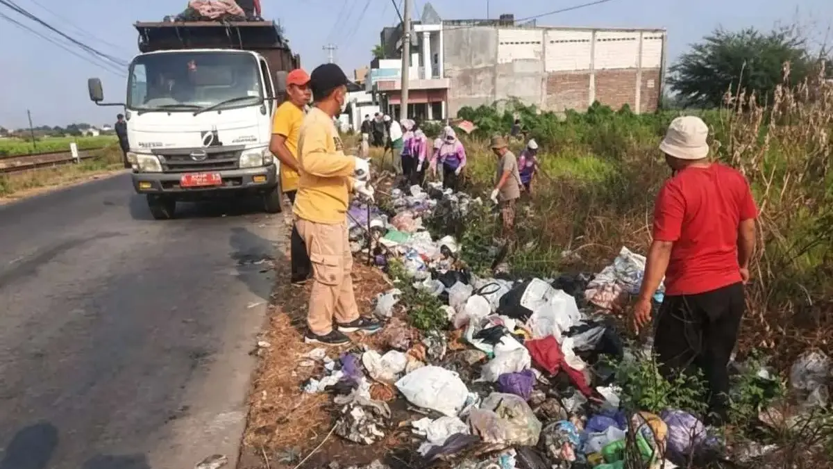 Puluhan Tahun Jadi TPS Liar, Tumpukan Sampah di Jalan Utama Purworejo Kendal Akhirnya Dibersihkan
