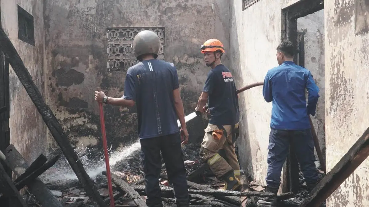 Rumah Warga Banyurip Pekalongan Terbakar Akibat Korsleting Cas HP di Atas Buku Rumah Warga Banyurip Pekalongan Terbakar Akibat Korsleting Cas HP di Atas Buku