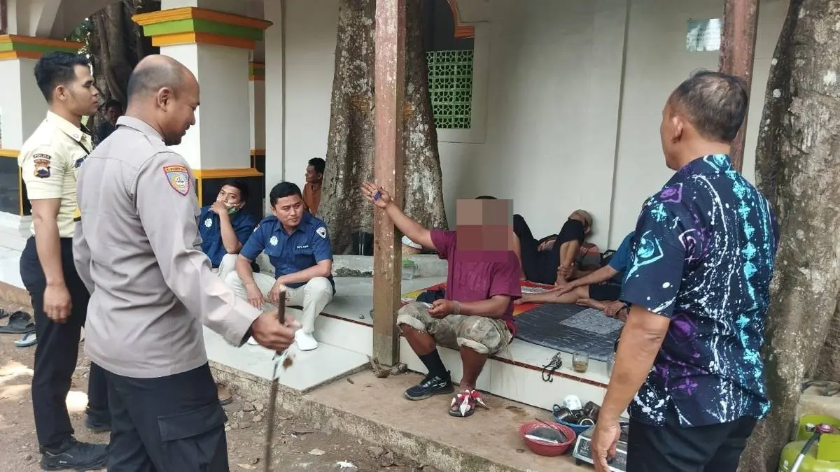 Sinergi Humanis, Polsek Bojong dan Pemdes Bukur Evakuasi Warga ODGJ ke RSUD Pemalang Sinergi Humanis, Polsek Bojong dan Pemdes Bukur Evakuasi Warga ODGJ ke RSUD Pemalang