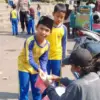 Siswa SD Aisyiyah Qurrota A’yun Pekalongan Jalan Sehat ke Stadion Hoegeng Sambil Berbagi Nasi