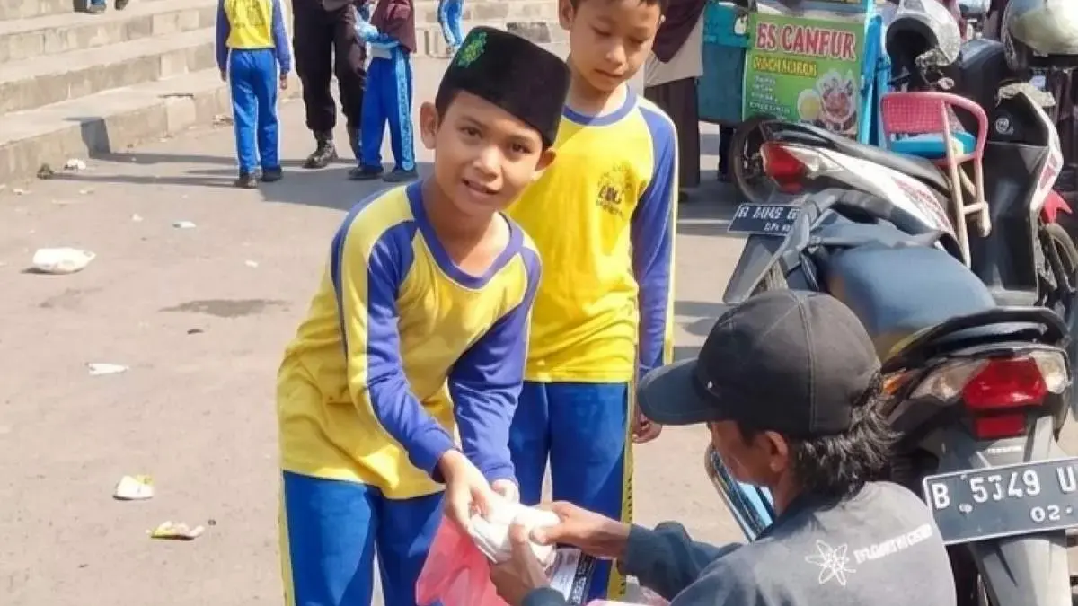 Siswa SD Aisyiyah Qurrota A’yun Pekalongan Jalan Sehat ke Stadion Hoegeng Sambil Berbagi Nasi