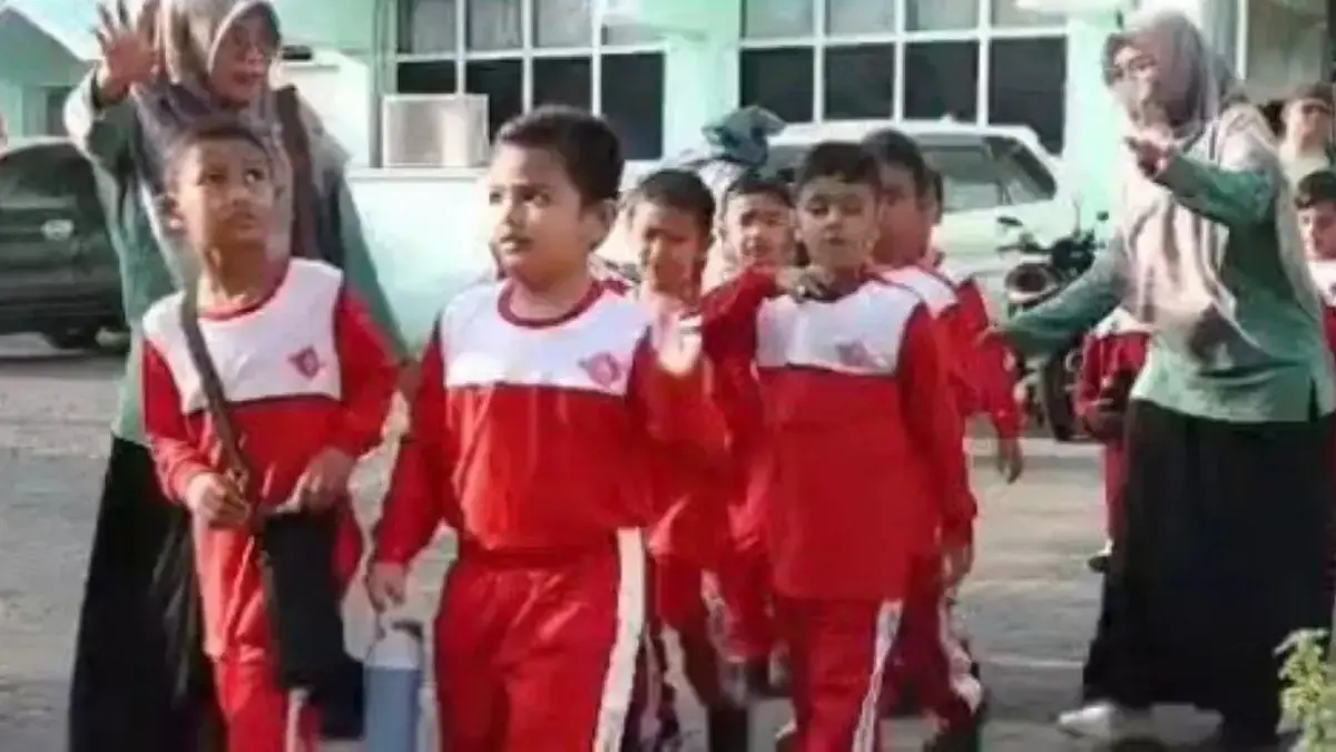 Siswa SD Al Irsyad Banyumas Hijaukan Jalanan Lewat Jalan Sehat dan Edukasi Lingkungan Siswa SD Al Irsyad Banyumas Hijaukan Jalanan Lewat Jalan Sehat dan Edukasi Lingkungan