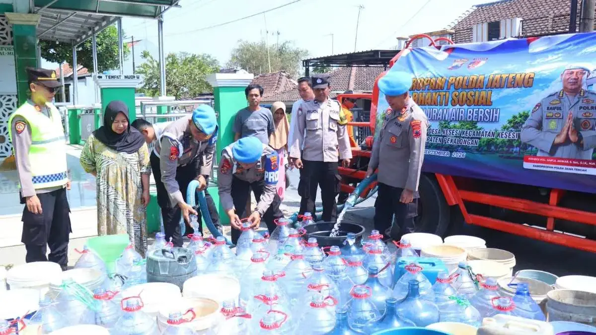 Sumur Warga Kesesi Pekalongan Mengering Berbulan-bulan, Propam Polri Salurkan 18.000 Liter Air Bersih