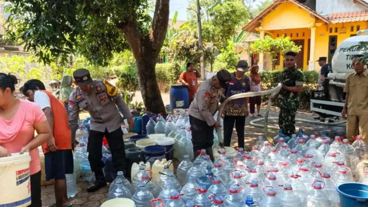 Terdampak Kekeringan, Warga Temiyang Pekalongan Terima Bantuan 5.000 Liter Air Bersih Terdampak Kekeringan, Warga Temiyang Pekalongan Terima Bantuan 5.000 Liter Air Bersih