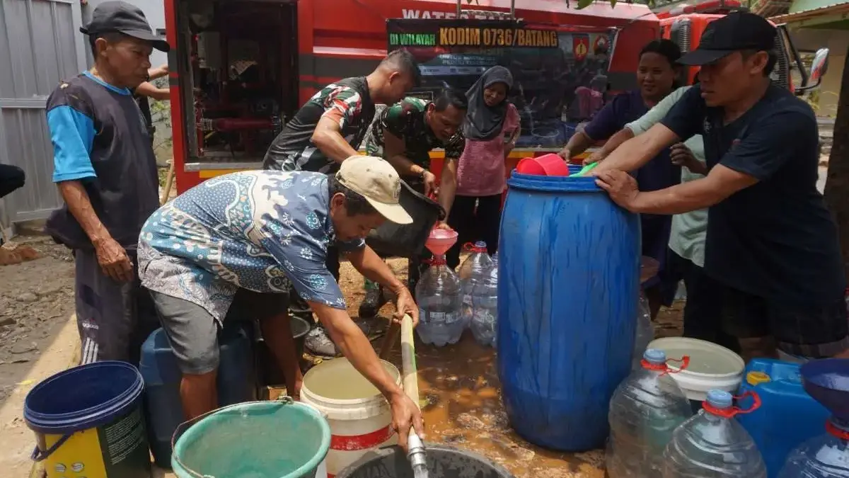 Bantu 450 KK Terdampak Kekeringan, Kodim Batang Salurkan 12.000 Liter Air Bersih di Pesalakan