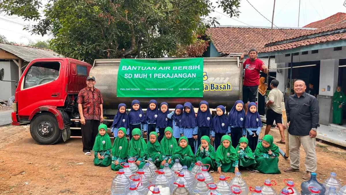 Bantu Warga Terdampak Kekeringan, SD Muhammadiyah 1 Pekajangan Salurkan Puluhan Ribu Liter Air Bersih