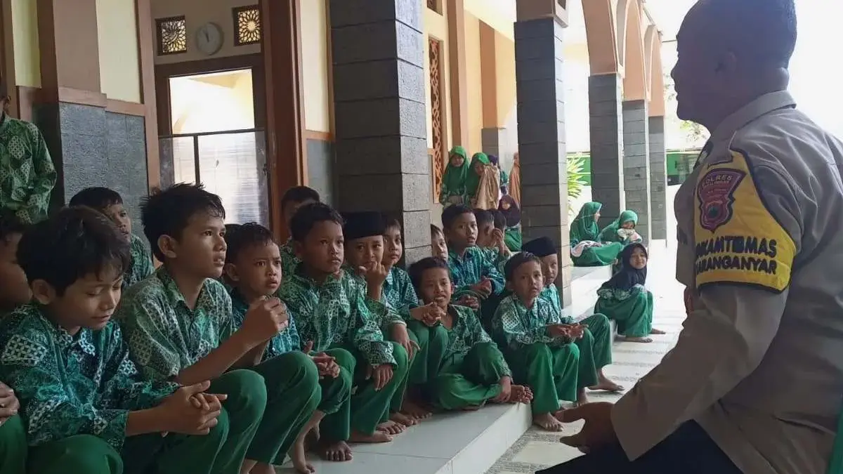 Bhabinkamtibmas Beri Edukasi Anti-Bullying Spontan untuk Siswa SD Muhammadiyah 2 Pekajangan Bhabinkamtibmas Beri Edukasi Anti-Bullying Spontan untuk Siswa SD Muhammadiyah 2 Pekajangan