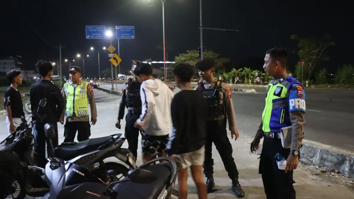 Cegah Balap Liar dan Kejahatan Jalanan, Polres Pekalongan Kota Patroli Skala Besar di Exit Tol Setono Cegah Balap Liar dan Kejahatan Jalanan, Polres Pekalongan Kota Patroli Skala Besar di Exit Tol Setono
