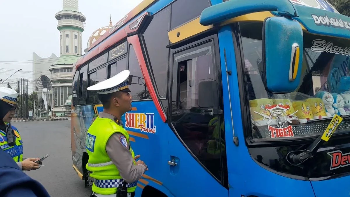 Cegah Kecelakaan, Satlantas Polres Kendal dan Dishub Periksa Kelaikan Bus serta Angkutan Barang