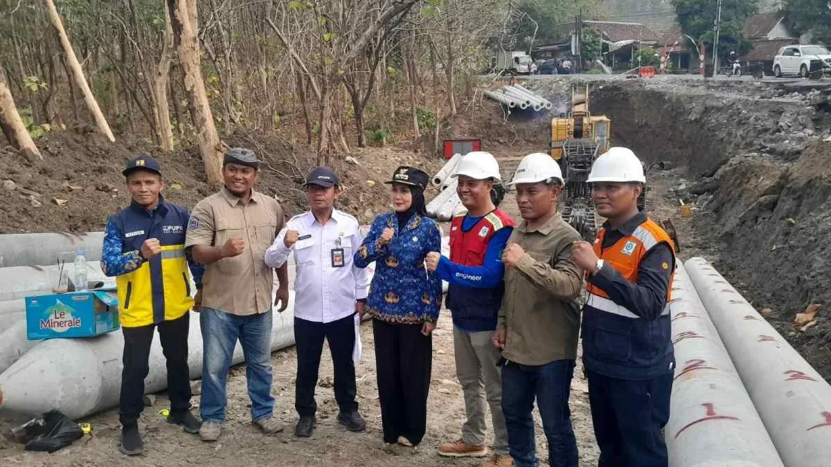 Cegah Longsor Susulan di Jalan Darupono, Pemkab Kendal Tanam 18 Tiang Pancang Senilai Rp 1,2 Miliar Cegah Longsor Susulan di Jalan Darupono, Pemkab Kendal Tanam 18 Tiang Pancang Senilai Rp 1,2 Miliar