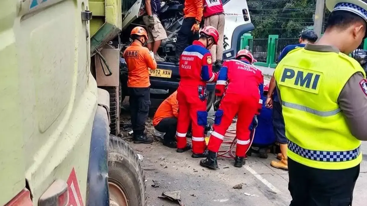 Diduga "Microsleep", Sopir Boks Tewas Tabrak Truk Mogok di Jalur Pantura Cepiring Kendal Diduga \"Microsleep\", Sopir Boks Tewas Tabrak Truk Mogok di Jalur Pantura Cepiring Kendal