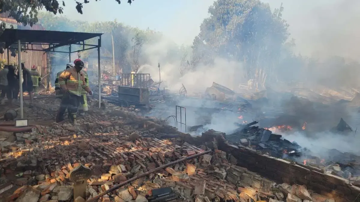 Diduga akibat Pembakaran Sampah, Halaman Gudang Rongsok di Noyontaansari Pekalongan Terbakar