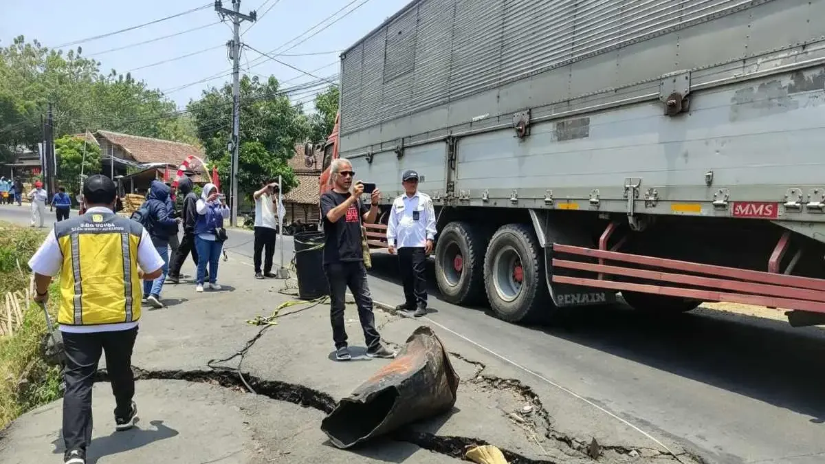 Empat Bulan Ambles, Pemkab Kendal Kucurkan Rp 1,2 Miliar Perbaiki Jalan Kaliwungu-Boja Empat Bulan Ambles, Pemkab Kendal Kucurkan Rp 1,2 Miliar Perbaiki Jalan Kaliwungu-Boja