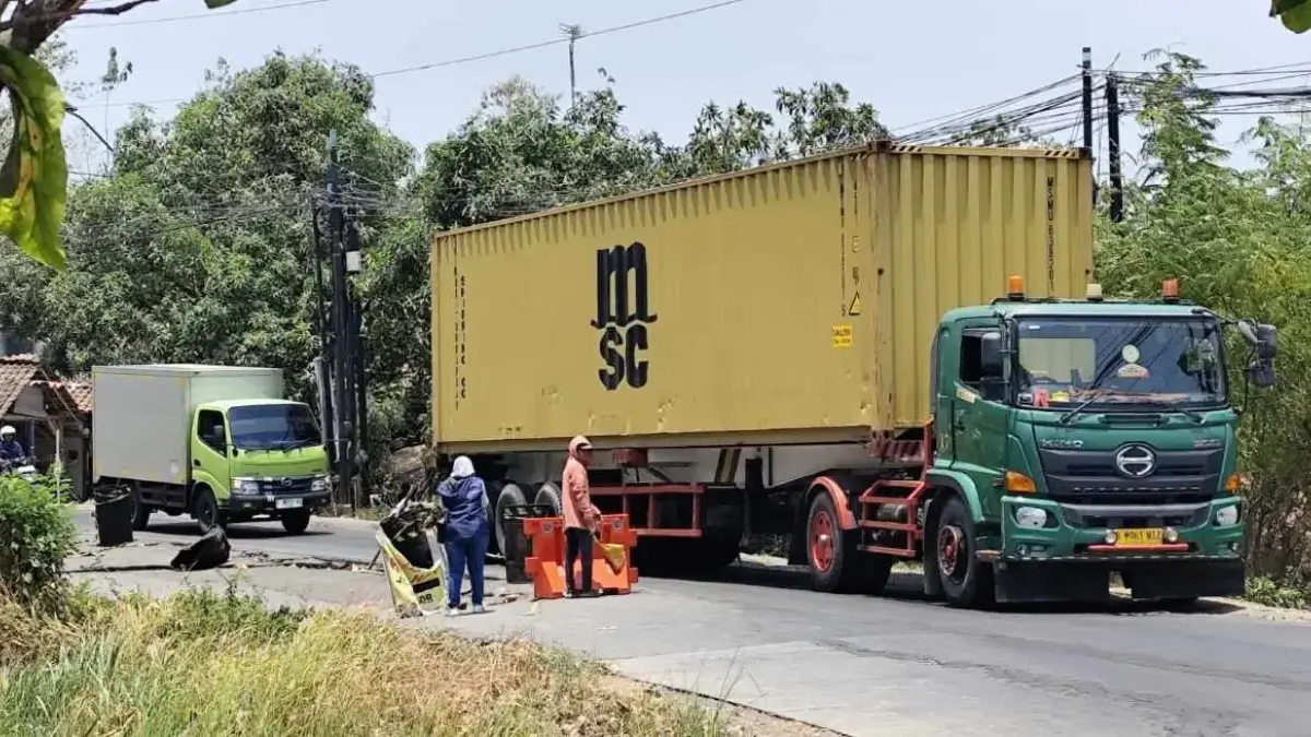 Jalan Kaliwungu-Boja Amblas 36 Meter, Dishub Kendal Imbau Truk Besar Batasi Muatan Jalan Kaliwungu-Boja Amblas 36 Meter, Dishub Kendal Imbau Truk Besar Batasi Muatan