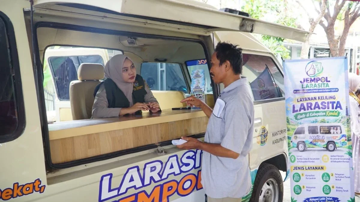 Jempol Larasita Kantah Kendal Sambangi Desa Limbangan, Permudah Warga Urus Roya hingga Plotting Tanah Jempol Larasita Kantah Kendal Sambangi Desa Limbangan, Permudah Warga Urus Roya hingga Plotting Tanah