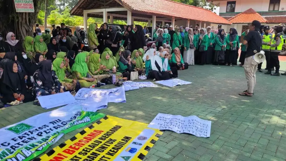 Kawal Sidang Kasus Padang Ati, Puluhan Warga Padati Pengadilan Negeri Pekalongan Bawa Dukungan Korban Kawal Sidang Kasus Padang Ati, Puluhan Warga Padati Pengadilan Negeri Pekalongan Bawa Dukungan Korban
