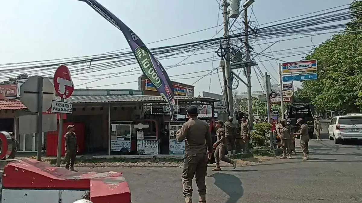 Langgar Aturan dan Pajak, Puluhan Reklame Liar dan Spanduk di Kendal Ditertibkan Satpolkar Langgar Aturan dan Pajak, Puluhan Reklame Liar dan Spanduk di Kendal Ditertibkan Satpolkar