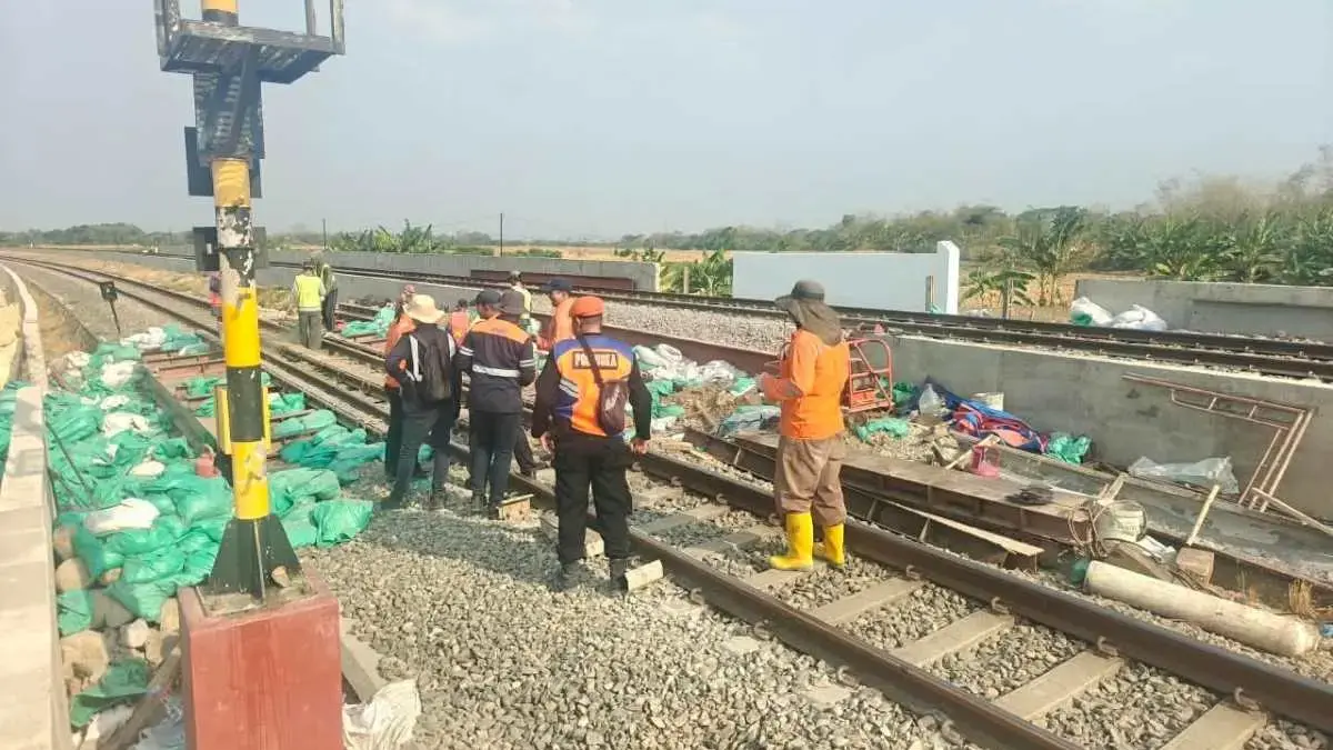 Musim Hujan Tiba, KAI Daop 4 Semarang Siaga di 3 Titik Jalur Kereta Api Rawan Banjir di Kendal