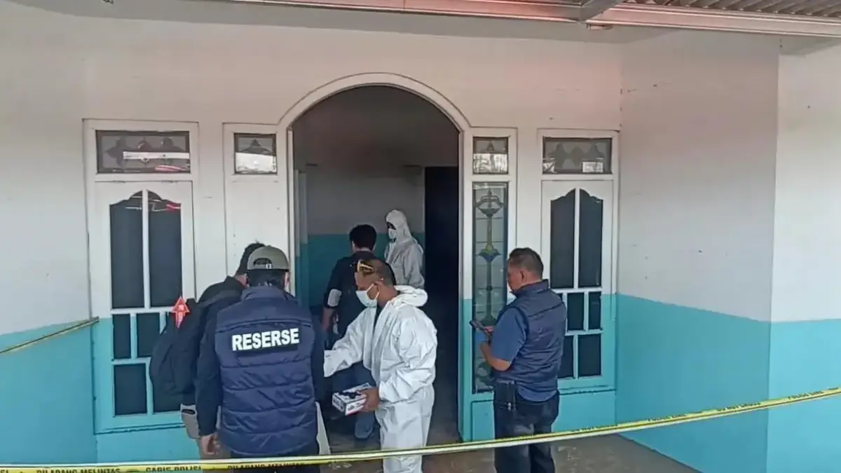 Penemuan Mayat Pria Terborgol dan Membusuk di Dapur SPPG Kendal Gegerkan Warga Penemuan Mayat Pria Terborgol dan Membusuk di Dapur SPPG Kendal Gegerkan Warga