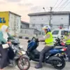 Pergoki Pemotor Tak Pakai Helm dan Lawan Arah di Pantura, Kapolres Kendal Turun Tangan Beli Edukasi