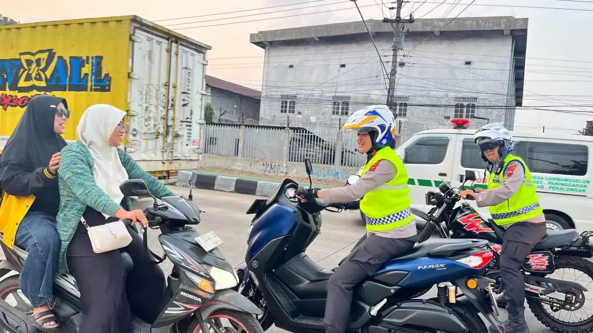 Pergoki Pemotor Tak Pakai Helm dan Lawan Arah di Pantura, Kapolres Kendal Turun Tangan Beli Edukasi Pergoki Pemotor Tak Pakai Helm dan Lawan Arah di Pantura, Kapolres Kendal Turun Tangan Beli Edukasi