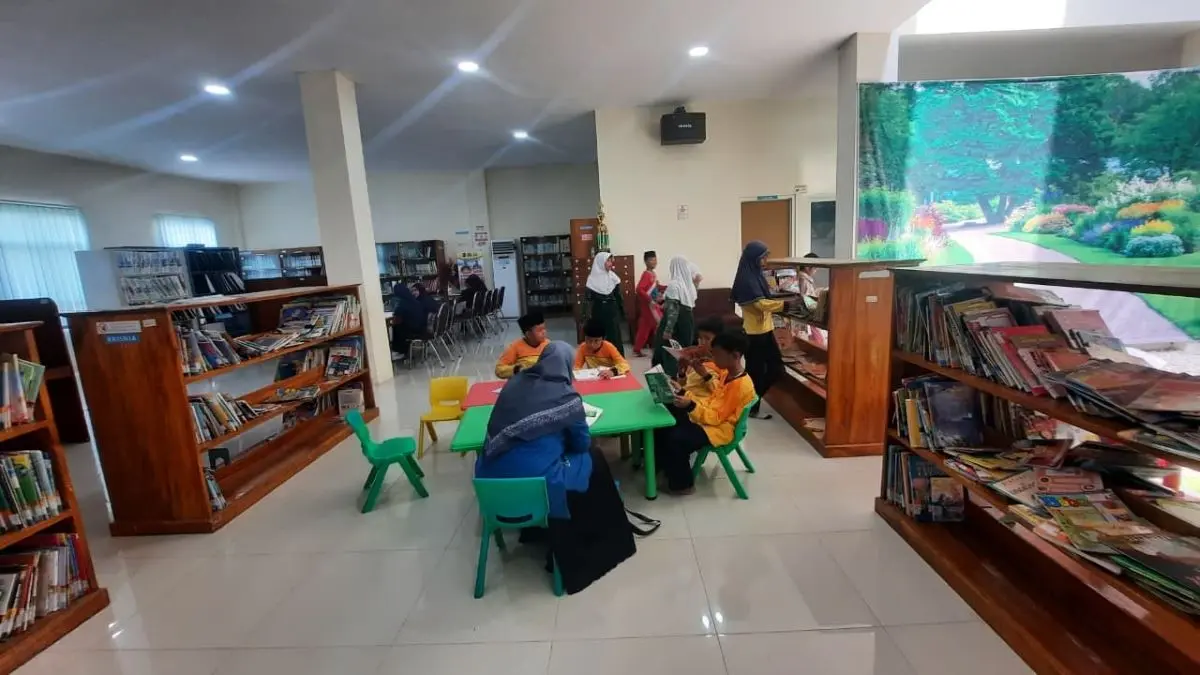 Perkuat Budaya Membaca, Duta Literasi MIM Kauman Kunjungi Perpustakaan Kota Pekalongan