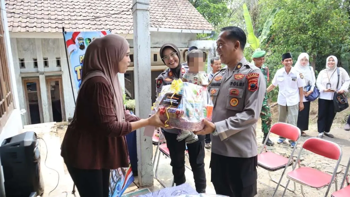 Polres Pekalongan Bantu Dua Balita Penderita Kelainan Kaki Bawaan Melalui Program Polda Jateng Peduli Polres Pekalongan Bantu Dua Balita Penderita Kelainan Kaki Bawaan Melalui Program Polda Jateng Peduli