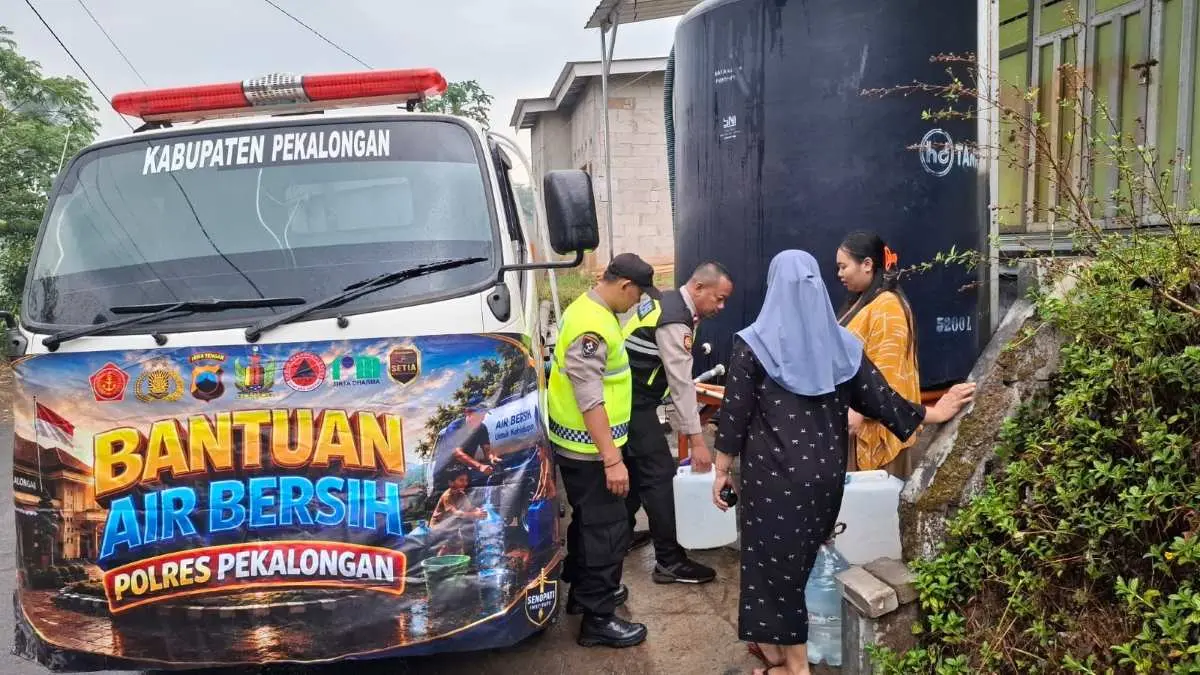 Polsek Paninggaran dan PMI Salurkan Bantuan Air Bersih untuk Warga Desa Werdi Pekalongan Polsek Paninggaran dan PMI Salurkan Bantuan Air Bersih untuk Warga Desa Werdi Pekalongan
