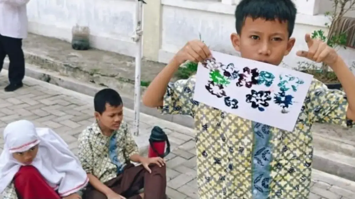Rayakan Hari Batik, SKB Kota Pekalongan Ajak Murid Inklusi Belajar Membatik Pakai Pelepah Pisang Rayakan Hari Batik, SKB Kota Pekalongan Ajak Murid Inklusi Belajar Membatik Pakai Pelepah Pisang