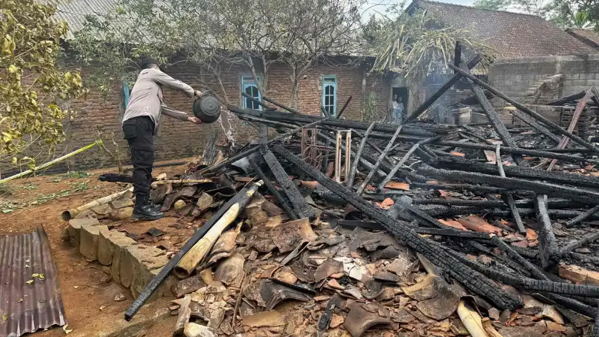 Rumah Warga Sukorejo Kendal Ludes Terbakar, Api Merembet hingga Kandang Sapi