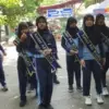 Sebarkan Stiker Edukasi, Kader Adiwiyata SDN Podosugih 01 Pekalongan Kampanyekan Hemat Energi