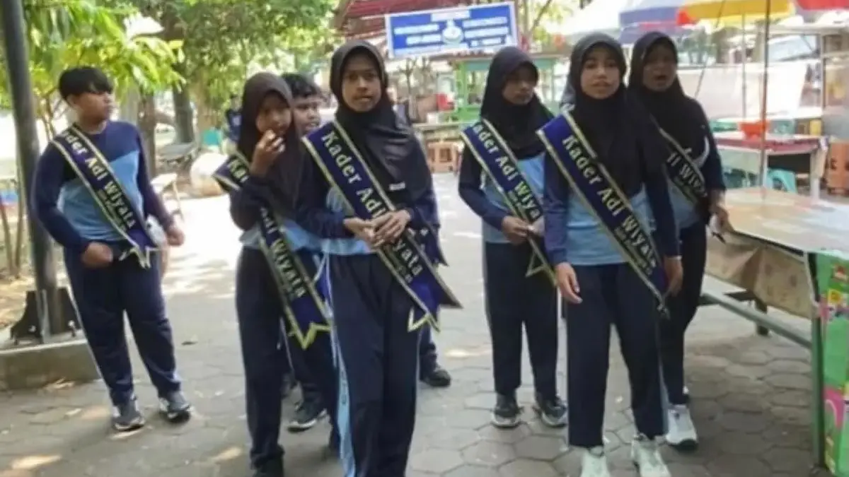 Sebarkan Stiker Edukasi, Kader Adiwiyata SDN Podosugih 01 Pekalongan Kampanyekan Hemat Energi Sebarkan Stiker Edukasi, Kader Adiwiyata SDN Podosugih 01 Pekalongan Kampanyekan Hemat Energi