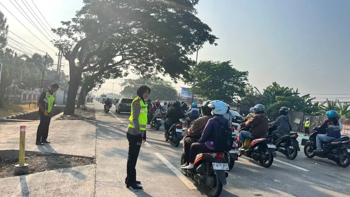 Sisir Jalur Pantura Soekarno-Hatta Jam Sibuk Pagi, Kapolres Kendal Pastikan Kelancaran Lalu Lintas Sisir Jalur Pantura Soekarno-Hatta Jam Sibuk Pagi, Kapolres Kendal Pastikan Kelancaran Lalu Lintas