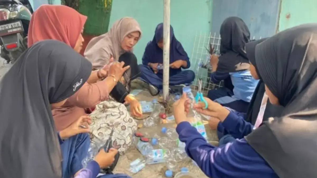 Sulap Botol Plastik Bekas Jadi Pot Tanaman, SDN Podosugih 01 Pekalongan Kembangkan Penghijauan Vertikal