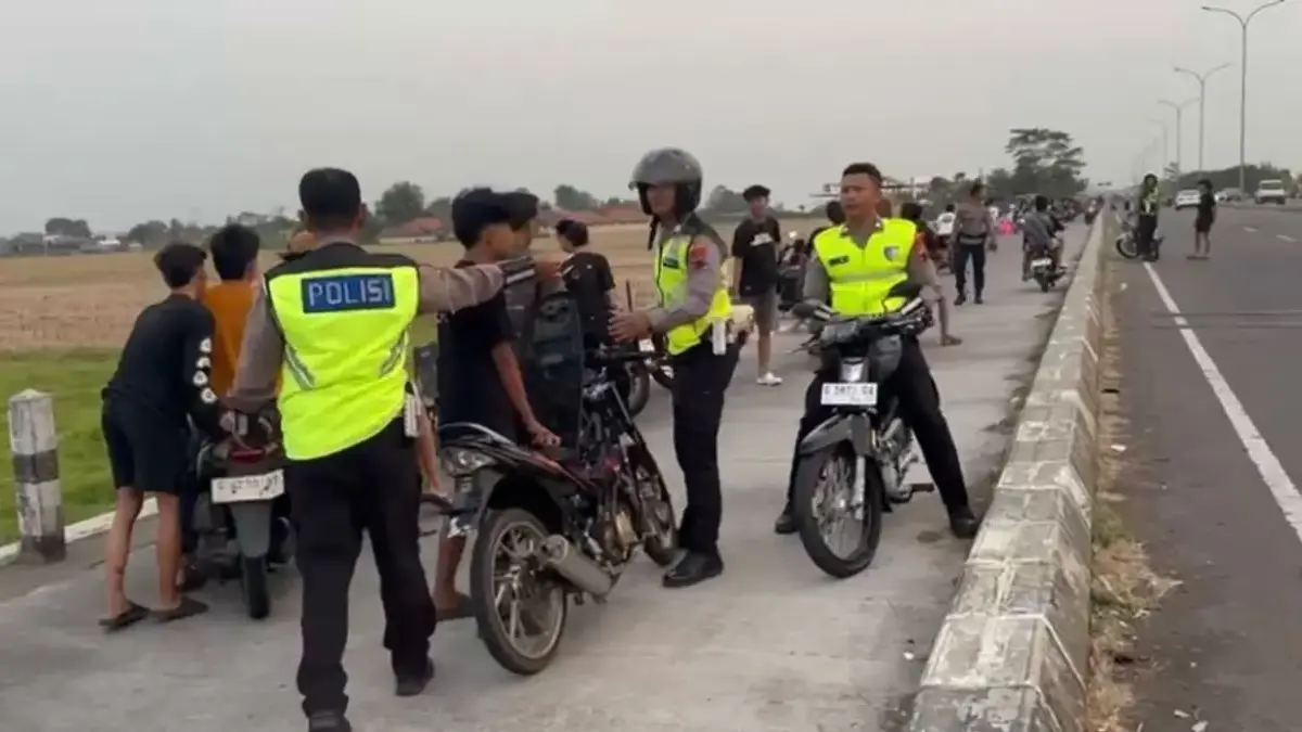 Tindak Balap Liar di Exit Tol Setono, Polres Pekalongan Kota Amankan 45 Motor Tindak Balap Liar di Exit Tol Setono, Polres Pekalongan Kota Amankan 45 Motor