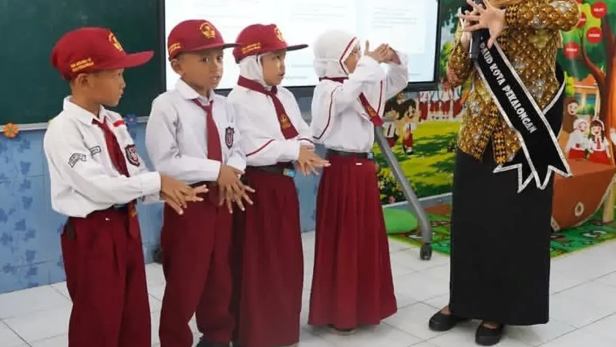 Tinjau SDN Medono 7, Bunda PAUD Kota Pekalongan Inggit Soraya Tekankan Pembelajaran SD Tanpa Beban Tinjau SDN Medono 7, Bunda PAUD Kota Pekalongan Inggit Soraya Tekankan Pembelajaran SD Tanpa Beban