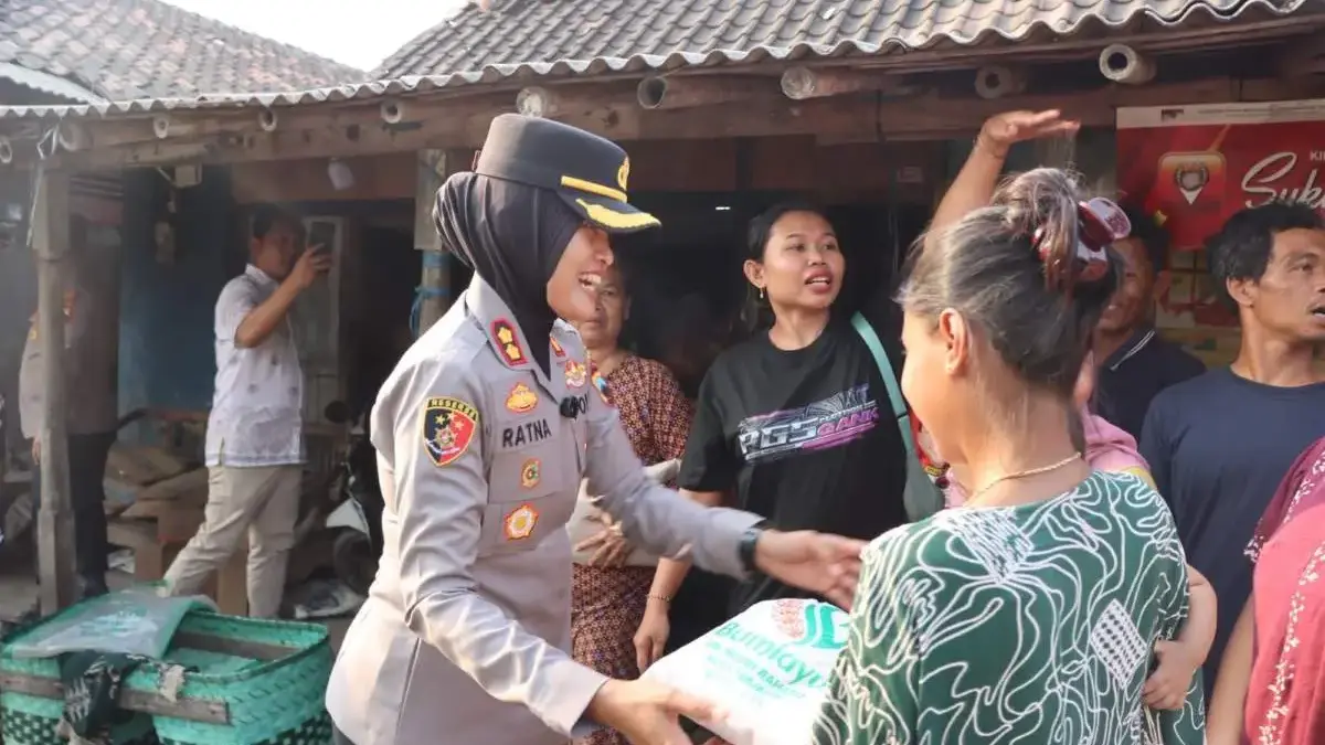 Wujud Kepedulian Polri, Polres Kendal Salurkan Bantuan Beras untuk Warga Sigentong